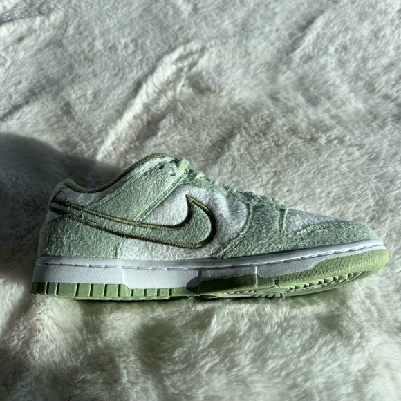Nike Dunks Low SE 'Fleece - Honeydew' - Picture 2 of 3
